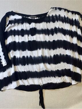 Chelsea & Theodore Woman Tie Dye Top 2X Black White Striped Front Tie Batwing